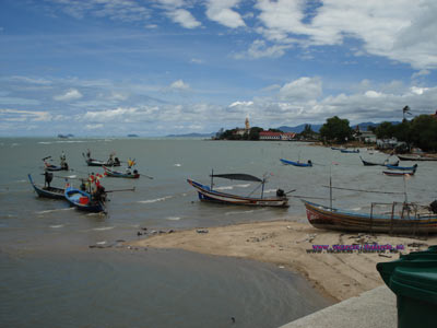 louer villa koh samui pecheurs  big-bouddha vue du petit port de pêche, vous pourrez admirer de loin le magnifique big boudda. Temple que vous aurez l'occasion de visiter parmi tant d'autres , Le village de pêcheurs, situé à l'extrémité Ouest de Bophut. Elle consiste à partager un dîner romantique, sur une terrasse surplombant la baie de Bophut. Restaurants de charme et éclairages tamisés à souhait